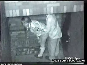 スキニーブロンドは彼女の巨大な猫に拳を必 ...