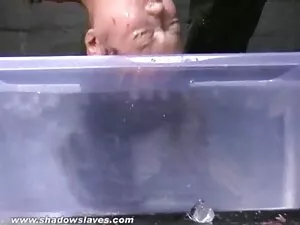 レトロなランジェリーを脱いだ後の半ボウル ...