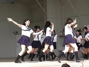 角質の男は熱いXemaleのお尻に彼の指 ...