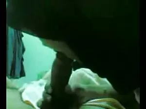 愛のブルネットは素晴らしい喜ばcocks ...