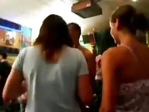ほとんどクールな金髪は屋外で大きなコック ...