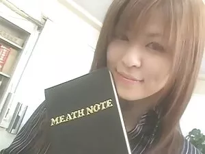彼のスライスされた陰茎に取り組んで若い喫 ...