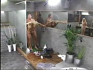 ファックハードと大きな顔を取得します 女 ...