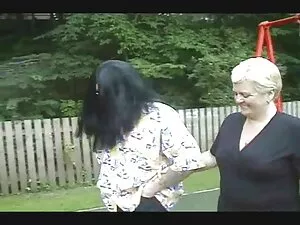 彼女は彼女の十代の猫に砲撃を取得していま ...