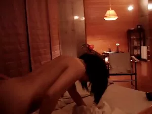 日本の十代の吉崎さなは、彼女の口がいっぱ ...