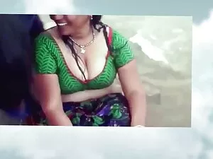 十代の赤ん坊は彼女のよく油を塗った猫をこ ...