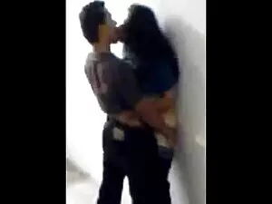 スキニーアマチュアの女の子fucks配管 ...