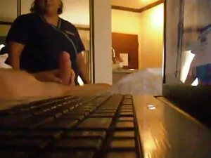 女の子は夫が離れている間にお互いを性交す ...